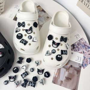 16ชิ้นรองเท้า Crocs น่ารัก Jibbitz เสน่ห์ Sanlio การ์ตูน Kuromi แต่งด้วยหัวเข็มขัดสำหรับ Crocs