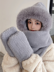 UBT | Bear-shaped Plush Winter Hat with Scarf Integrated