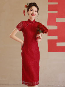 ชุดราตรีผ้าลูกไม้สีแดง ชุดเจ้าสาว ชุดแต่งงาน ชุดกี่เพ้า ชุดเดรสยาวปานกลาง แขนสั้น คอวี ทรงเข้ารูป สำหรับผู้หญิงวัย 18-25 ปี