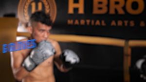 Sarung Tinju Muay Thai & Gloves Hook Barong: Pilihan Terbaik untuk Pelatihan & Olahraga