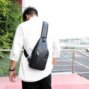 Túi Đeo Chéo IPAD Có Cổng Sạc USB Và Lỗ Luồn Dây Tai Nghe Vải Da PU Cao Cấp Chống Nước T63