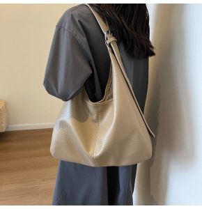 New collection🤍🤍  รุ่นใหม่เข้าแล้วค่า  TaTa bag กระเป๋าสะพายทรง tote  หนัง PU นุ่มมาก  ใส่เอกสาร หนังสือหรืออื่นได้เยอะ เปิด-ปิด  แบบกระดุมแม่เหล็ก สะพายไหล่ข้างลำตัวหรือคาดลำตัวได้