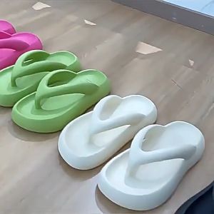 รองเท้าแตะ หญิง รองเท้าผู้หญิง พื้นหนารองเท้าแตะชายหาดกันลื่นสามารถใส่ออกไปข้างนอกได้