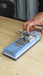 Side Clamping Fixed Angle Honing Guide Jig Manual Grinding Chisel Iron Planer Blade Sharpener 定角磨刀器