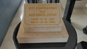 BATU NISAN DUDUKAN MARMER LOKAL 30X40 CM