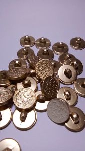 Kancing Fashion Wanita: Desain Unik & Aksesoris Trendi