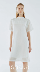 Shaka AW24 Wave Organza Dress เดรสผ้าออแกนดี้ ปกคอตั้ง ดีเทลตัดต่อ ตีเกร็ดวางสลับกัน (WHITE) DS-8241207