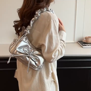 EchoBliss  [สายสะพายไหล่พับปรับได้] กระเป๋าสะพายไหล่ PU โบว์ กระเป๋ารักแร้ใหม่หวานสำหรับสาวฮอต กระเป๋าบาแกตต์ กระเป๋าเมฆของขวัญวันเกิด กระเป๋าสี่เหลี่ยมขนาดเล็ก
