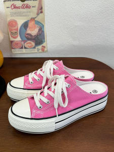 รองเท้าแตะผ้าใบสีชมพูพื้นหนา ทรงลำลอง ทรงส้นแบน ทรงหัวมน พื้นยาง รองเท้าแตะผู้หญิง สไตล์สตรีท รองเท้าแตะแบบสวมสบาย