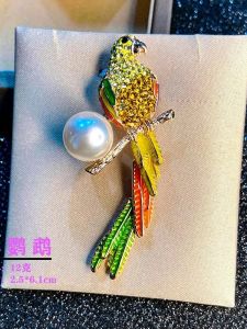 New 2024 Small Peacock Brooch Pin Animal Anti-Light Evening Dress Accessory Fashionable Satin Material for Womens Jewelry