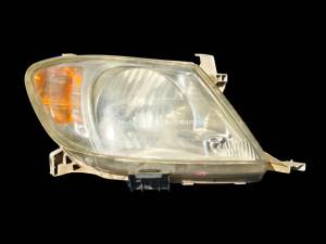 ไฟหน้า (ขวา)Toyota Vigo ปี04-08 แท้ถอด มือสอง(กรุณาตรวจสอบสินค้าไห้ดี ถ้าใม่แน่ใจให้แชทถามทางร้านก่อนสั่งสินค้า ทางร้านจะไม่รับคืนสินค้าในกรณี ไม่พอใจสินค้า หรือ สั่งสินค้าผิด ทางร้านไม่มีนโยบายคืนเงิน นอกจากสินค้าทางร้านเสียหาย)