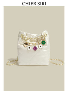 กระเป๋าสะพายข้างทรงถังสุดเก๋ไก๋สำหรับผู้หญิง Chier สไตล์ใหม่ปี 2024 กระเป๋าสะพายข้างแบบสะพายข้างพร้อมสายโซ่แบบลำลอง