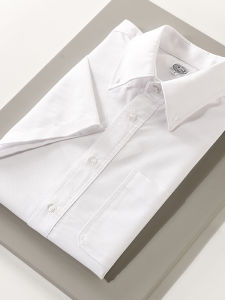 เสื้อเชิ้ตผู้ชายแขนสั้นหลวมๆ ระบายอากาศได้ดี ผ้า Oxford ทรงหลวมๆ สีขาว ฤดูร้อน 2025 ผ้าฝ้ายผสมโพลีเอสเตอร์