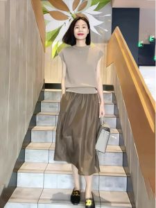 Elegant Ice Silk Knitted Short Sleeve Shoulder Wrap Top Design Sensation Niche Fashion Quality European Style New 2025 Womens Wear