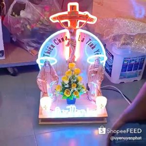 Bộ bàn thờ gỗ thông Thiên Chúa là Tình Yêu (đầy đủ như hình )đã gắn đèn neon sign. Tượng Mẹ và Thánh cao 30cm Thánh giá cao 40cm màu nâu