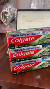 Kem đánh răng Colgate MaxFresh trà xanh the mát 225g tặng bàn chải đánh răng