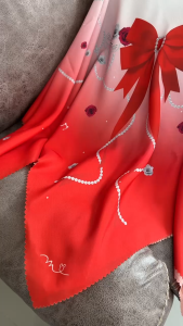 Tampilkan gaya elegan dan anggun dengan Hijab Segi Empat Voal Motif Merah Putih. Terbuat dari bahan voal premium yang ringan adem dan mudah dibentuk hijab ini cocok digunakan untuk aktivitas sehari-hari maupun acara formal. Motif abstrak berwarna merah