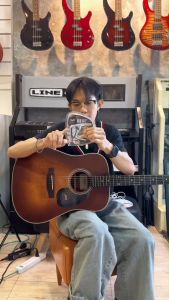 แถมปิ๊ก1ตัว คาโป้ สวิตท์ Swiff รุ่น K8 วัสดุโลหะ แข็งแรงทนทาน หนีบแน่น เสียงไม่บอด มีแผ่นยางรองรับแรงกด  ดีไซน์สวยงาม (เลือกสีได้) พร้อมส่งด่วน