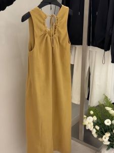 YUFUQING | ชุดเดรสยาวผ้าลินินคอวีแขนกุดสไตล์ฝรั่งเศสสำหรับผู้หญิง ชุดเดรสยาวปานกลางสไตล์เกาหลี ดีไซน์กระชับสัดส่วน เอวเข้ารูป