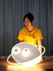 Đèn ngủ cho bé hình phi hành gia vũ trụ Đèn ốp trần decor phòng cho trẻ em hình vũ trụ và phi hành gia 3 chế độ ánh sáng không chập chờn an toàn cho mắt - Combosett