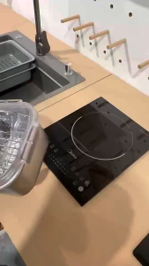 Portable square deep-frying pan made of stainless steel suitable for home use. Comes with a lid