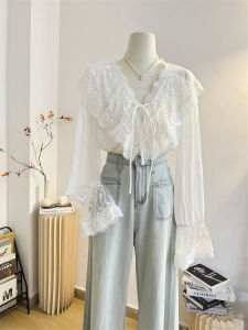 เสื้อเชิ้ตคอวีแขนกระดิ่งผ้าลูกไม้สีขาวสไตล์ฝรั่งเศสสำหรับผู้หญิง ฤดูใบไม้ผลิและฤดูร้อน เสื้อเชิ้ตแขนยาวแบบสวมหัว