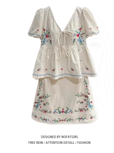 เสื้อเชิ้ตคอวีแขนสั้นปักลายสไตล์วันหยุดไซส์ใหญ่ กระโปรงสั้นเอวสูง แฟชั่นฤดูร้อน ชุดทำงานผู้หญิง ชุดทำงานนักเรียน