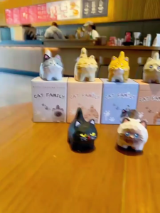 Cute Wood-carved Pattern Standing Cat Family Resin Figurine Desktop Table Toy Decor Ornament Home Office Car Decoration