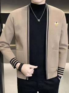 เสื้อสเวตเตอร์คาร์ดิแกนถักแขนยาวทรงสลิมฟิตสำหรับผู้ชาย ปักลายผึ้ง ฤดูใบไม้ร่วง 2024 เสื้อคลุมคาร์ดิแกนถักแบบสวมหัว