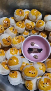 Puffthai (พัฟไทย) ขนมเปี๊ยะไส้ถั่วเหลืองไข่เค็ม หอมกลิ่นอบควันเทียนชวนลองชิม