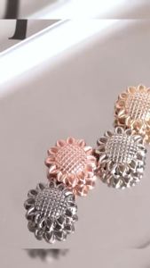 Serenity 1 ชิ้น กระดุมแม่เหล็ก ทรงดอกทานตะวัน ติดสื้อ ผ้าพันคอ แบบไม่ต้องเย็บติด magnetic buckle