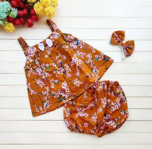 Setelan Bayi Perempuan Bahan Katun Jepang 0-12 bulan (Bonus Bando) Baju Santai Bayi Perempuan. Baju bermotif bunga tanpa lengan aksen pita merah dipadukan dengan ikat kepala bermotif.