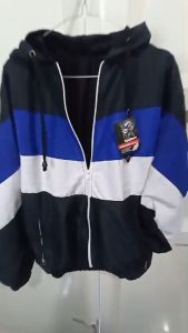 Jaket Parasut & Windbreaker Tractop: Kombinasi Warna Hitam Putih Biru