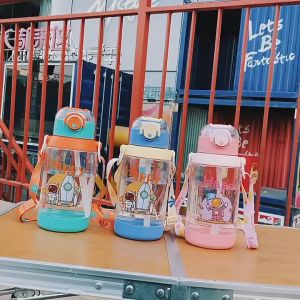 ยกดื่ม ขวดน้ํา ลายการ์ตูน พาเพื่อใช้ในการดูแลสุขภาพสุขภาพเด็ด 600 ml สำหรับเด็กผู้ชาย และเด็กผู้หญิง