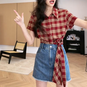 Shalldoer | ชุดเดรสสั้นลายสก็อตสไตล์ฮ่องกงย้อนยุคสำหรับผู้หญิงในช่วงฤดูร้อนปี 2025 พร้อมกระโปรงสั้นผ้าเดนิมและเสื้อเชิ้ตแขนสั้น