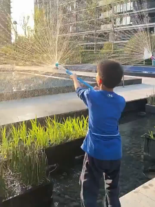 Firework Water Gun Firework Style Water Spray Toy High Pressure Pull-Out Sprinkler Spray Toys for Bathing for Concerts Family Entertainment or Pool Party