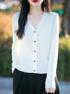 เสื้อคาร์ดิแกนถักคอวีผ้าขนสัตว์เนื้อนุ่มสำหรับผู้หญิง ฤดูใบไม้ผลิ 2025 ดีไซน์ใหม่ ดีไซน์ด้านข้างด้วยกระดุม แขนยาว ปกติ