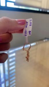 Anting Emas Kadar 375 & 8K: Model Salib Emas, Mata Batu Sederhana, dan Elegan
