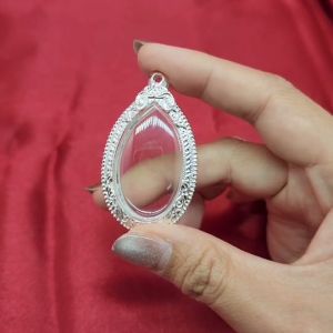 กรอบพระ ตลับพระ สำเร็จรูป ทรงรี สีเงิน ตัดลาย ขนาดกรอบ 3 x 4.5 x 0.8 cm ไม่กันน้ำ แถมฟรี!! ห่วงใส่สร้อย และยางรองอัด