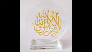 Miniatur Kristal Bulat Motif Kaligrafi Sahadat - Hiasan Ruangan Elegan dengan Desain Asli - Ukuran 4cm x 8cm x 10,5cm (400g) - Souvenir atau Hadiah yang Indah (Harga 80.000)