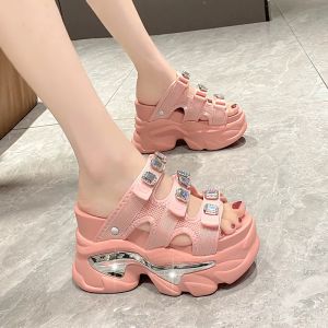 รองเท้าแตะผู้หญิงสไตล์ใหม่2024พื้นเป็นฟองน้ำรองเท้าแตะแฟชั่นแบบรูปลิ่มรองเท้าแตะกันลื่น