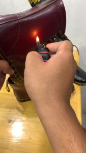 Sepatu Boots Wanita Docmart Boot Kulit Casual MD1070\\n\\n Apa itu Sepatu Boots Casual?\\n\\nSepatu boots casual adalah sepatu yang dirancang dengan gaya santai namun tetap modis. Model sepatu boots casual ini biasanya dipakai untuk aktivitas sehari-hari seperti bekerja, kuliah, atau hangout bersama teman-teman. Sepatu boots casual sangat fleksibel dan bisa dipadukan dengan berbagai jenis pakaian, mulai dari celana jeans hingga rok atau dress.\\n\\n Mengapa Memilih Sepatu Kulit untuk Aktivitas Sehari-hari?\\n\\nSepatu kulit merupakan pilihan yang tepat untuk aktivitas sehari-hari karena sifatnya yang tahan lama dan mudah dirawat. Selain itu, sepatu kulit juga memberikan kesan elegan dan profesional, yang membuatnya cocok untuk berbagai acara formal maupun non-formal. Dengan perawatan yang tepat, sepatu kulit dapat bertahan hingga bertahun-tahun, menjadikannya investasi yang layak untuk fashion item Anda.\\n\\n Kelebihan Sepatu Casual untuk Wanita\\n\\nSepatu casual untuk wanita memiliki beberapa kelebihan yang menjadikannya pilihan populer bagi banyak orang. Beberapa di antaranya adalah:\\n\\n- **Kenyamanan**: Sepatu casual dirancang dengan fokus pada kenyamanan pengguna, sehingga cocok dipakai untuk berjalan-jalan sepanjang hari.\\n- **Praktis**: Model sepatu casual biasanya mudah dipakai dan dilepas, sehingga cocok untuk segala jenis aktivitas sehari-hari.\\n- **Versatilitas**: Sepatu casual dapat dipadukan dengan berbagai jenis pakaian, mulai dari celana jeans hingga rok atau dress, menjadikannya pilihan yang fleksibel.\\n\\n Kenali Desain & Fitur Sepatu Docmart MD1070\\n\\nDocmart MD1070 adalah sepatu boots casual wanita yang dirancang dengan gaya modis namun tetap fungsional. Berikut ini adalah beberapa fitur utama dari sepatu Docmart MD1070:\\n\\n- **Material & Kualitas**: Docmart MD1070 terbuat dari bahan kulit berkualitas tinggi yang tahan lama dan mudah dirawat. Bahan kulit ini juga memberikan kesan elegan dan profesional, yang membuatnya cocok untuk berbagai acara formal maupun non-formal.\\n- **Desain Ergonomis**: Docmart MD1070 dirancang dengan fokus pada kenyamanan pengguna, sehingga cocok dipakai untuk berjalan-jalan sepanjang hari. Desain ergonomis ini juga membantu mengurangi risiko cedera pada kaki dan punggung.\\n- **Fungsi Praktis**: Docmart MD1070 memiliki fitur-fitur praktis seperti sol anti-selip dan penahan kaki yang kuat, yang membantu meningkatkan kenyamanan dan keamanan pengguna.\\n\\n Cara Memilih & Memakai Sepatu Docmart MD1070\\n\\nBerikut ini adalah beberapa tips untuk memilih dan memakai sepatu Docmart MD1070:\\n\\n- **Tips Memilih Ukuran yang Tepat**: Pastikan untuk memilih ukuran sepatu yang tepat agar kaki Anda merasa nyaman dan aman. Jika Anda memiliki kaki yang lebar atau sempit, pastikan untuk memilih ukuran yang sesuai dengan bentuk kaki Anda.\\n- **Perawatan Sepatu Docmart MD1070 untuk Masa Pakai Panjang**: Untuk menjaga kualitas dan masa pakai sepatu Docmart MD1070, pastikan untuk membersihkan dan mengeringkan sepatu setelah digunakan. Anda juga bisa menggunakan produk perawatan khusus untuk sepatu kulit untuk menjaga kualitas bahan kulit.\\n\\nDengan memilih dan memakai sepatu Docmart MD1070 dengan benar, Anda bisa menikmati kenyamanan dan keamanan sepanjang hari. Selamat berbelanja!\n}