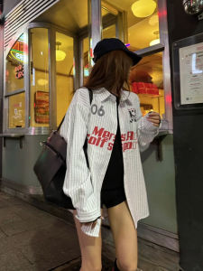 เสื้อเชิ้ตแขนยาวลายทางสีบล็อกสไตล์อเมริกันสำหรับฤดูร้อน หลวมๆ ลำลอง ป้องกันแสงแดด คู่รัก เสื้อคลุมกันหนาว ผ้าฝ้ายผสมโพลีเอสเตอร์