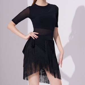 เต้นรำละตินกระโปรงชุดเดรสผู้หญิงผู้ใหญ่กับบั้นท้ายฝอยและผ้าพันคอที่ไม่สม่ำเสมอ