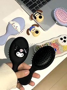 Berus Rambut Comel Cinnamoroll Kuromi Hello Kitty My Melody Mini Urut Mudah Alih Soft Air Cushion Kids Cartoon Sanrio Kuromi Airbag Comb Cushion Massage Mini Comb Cinnamoroll Girl 库洛米可爱凯蒂猫气囊梳子美乐蒂玉桂狗气垫梳软妹便携按摩梳迷你小梳子 H010