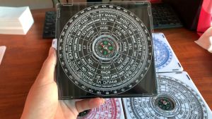 PHONG THỦY BÁT TRẠCH. LA BÀN PHONG THỦY THEO TUỔI. TIẾNG VIỆT. Thời Gian Bảo Hành 5 Năm Mẫu La Bàn Phục Vị, Họa Hại - Lazada