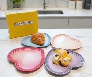 Hộp 4 đĩa trái tim màu sắc cầu vồng pastel 23cm Le Creuset: Dùng được máy rửa bát lò vi sóng