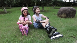 NE.KIDS Paket Sepatu Roda Anak dan Helm Pengaman Bermain Melindungin Kepala Perempuan Laki Laki