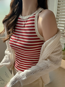 MiiOW | เสื้อกั๊กแขนกุดคอตั้งลายทางสีบล็อกสำหรับผู้หญิง MiiOW Cat Lady เสื้อแขนกุดคอตั้งทรงเข้ารูปสวมหัว