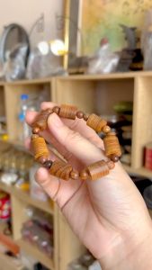 Vòng gỗ sưa cặp vân màu sáng đốt trúc lên tay cho cặp đôi phong thuỷ gắn kết may mắn bình an